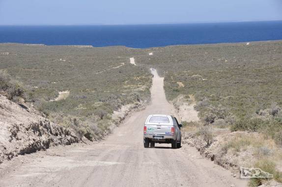 Atravessando as estradas de terra da Península Valdés, na Argentina, rumo às águas azuis do Golfo Nuevo
